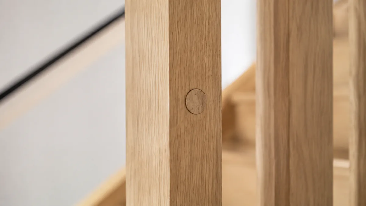Finition tasseaux escalier avec bouchons bois dissimulés