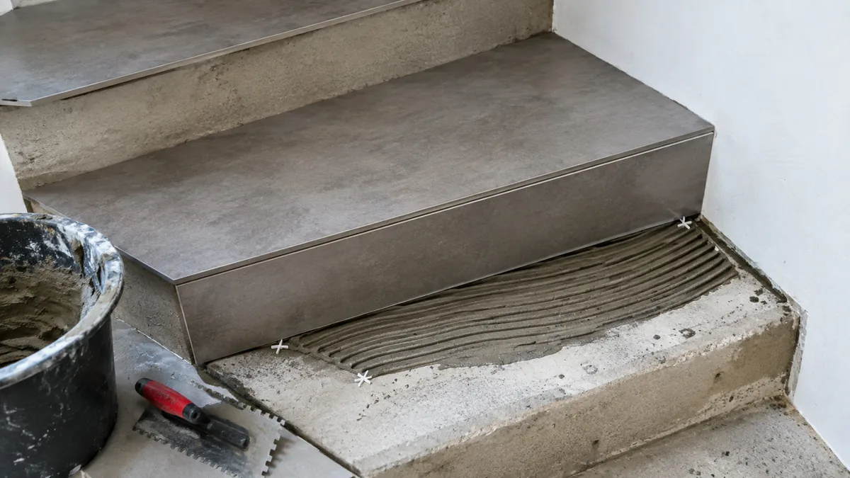 Pose carrelage nez de marche découpé en angle escalier tournant
